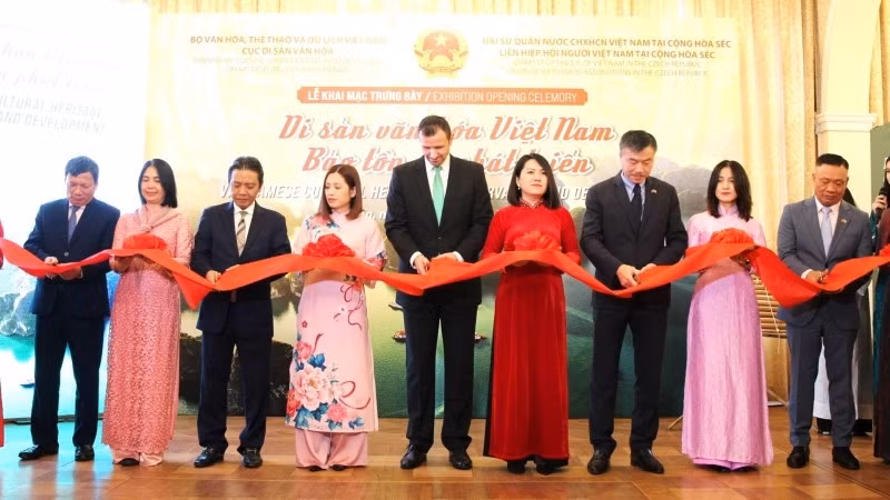Lễ khai mạc triển lãm về di sản văn hóa Việt Nam diễn ra tại Séc. (Ảnh Đại sứ quán Việt Nam tại Séc)