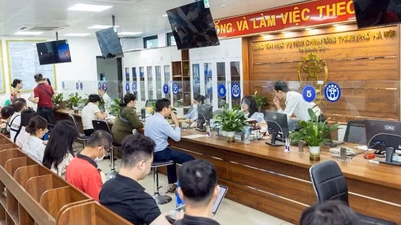 Người dân đến giải quyết thủ tục hành chính tại Trung tâm Phục vụ Hành chính công, chi nhánh số 3, phường Đống Đa, Hà Nội. (Ảnh: Báo Nhân Dân)