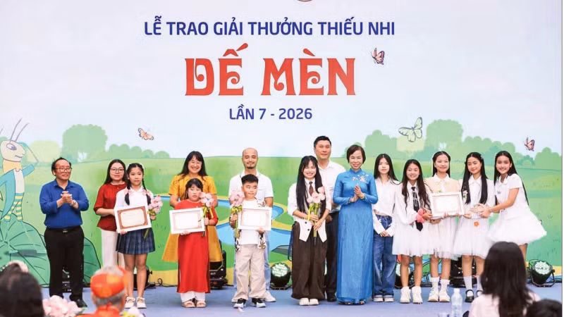 Trao phần thưởng của Hội đồng Giám khảo dành tặng những tác phẩm mang dấu ấn sáng tạo đặc biệt của Giải thưởng Thiếu nhi Dế Mèn năm 2026 (Ảnh: HOÀNG HIẾU)