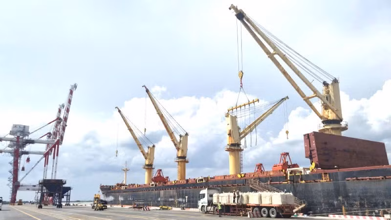 Cảng quốc tế Long An, tỉnh Tây Ninh đang bốc dỡ hàng hóa nhập khẩu từ tàu có trọng tải lớn cập cảng. 