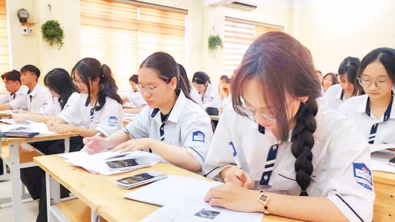 Giờ ôn tập của học sinh Trường THPT Lê Văn Thịnh (Bắc Ninh).