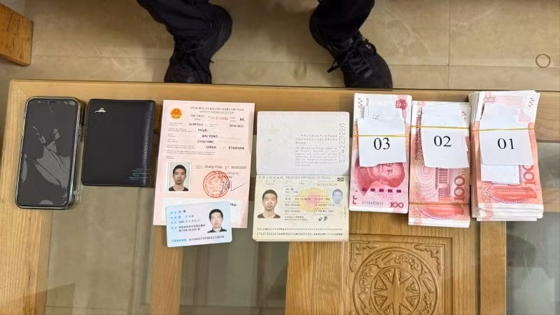 Tiền giả và giấy tờ của đối tượng Bạch Dũng (Trung Quốc) bị phát hiện, bắt giữ.