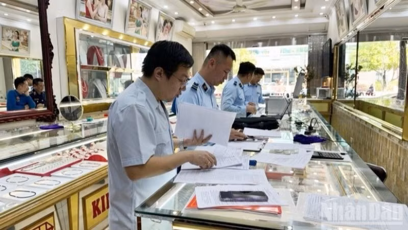 Tổ chức thanh tra việc chấp hành pháp luật của các doanh nghiệp kinh doanh vàng. (Ảnh: VGP)