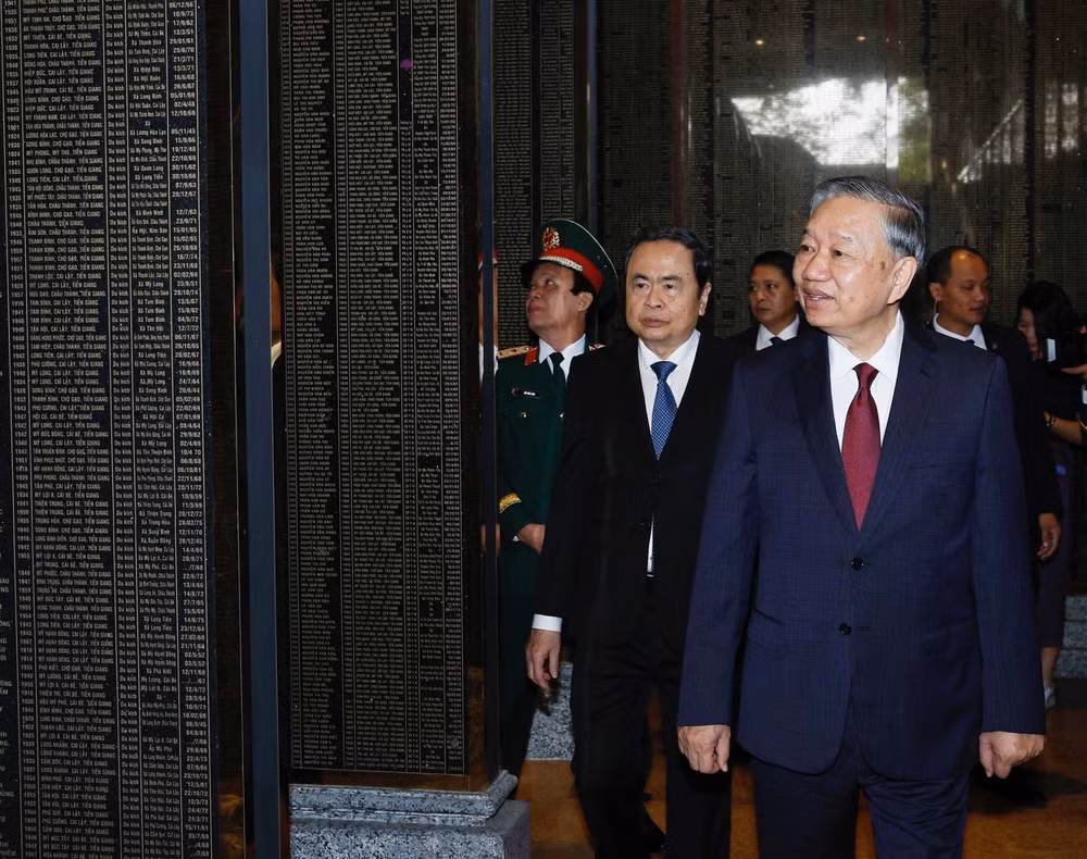 vna-potal-tong-bi-thu-to-lam-dang-hoa-dang-huong-tai-tuong-dai-chien-thang-nha-bia-tuong-niem-cac-anh-hung-liet-si-va-nha-tuong-niem-chu-tich-ho-chi-m-8456469.jpg
