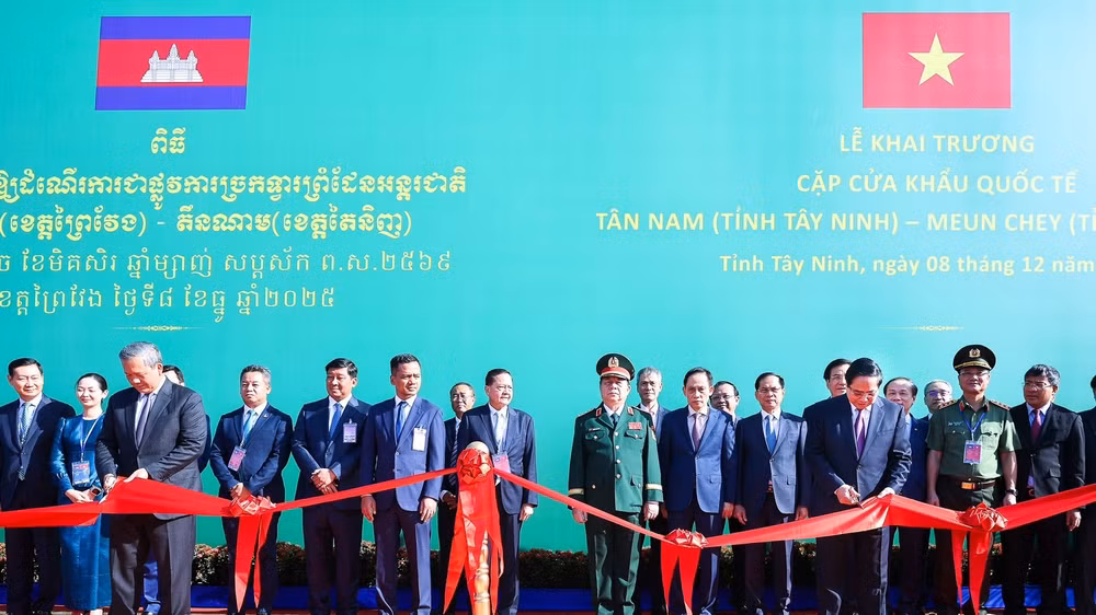 Thủ tướng Chính phủ Phạm Minh Chính và Thủ tướng Campuchia Hun Manet cắt băng khai trương cặp Cửa khẩu quốc tế Tân Nam (Tây Ninh)-Meun Chey (Prey Veng). (Ảnh: VGP/Nhật Bắc)