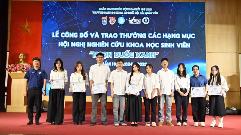 Trao thưởng cho các sinh viên Trường đại học Khoa học Xã hội và Nhân văn (Đại học Quốc gia Hà Nội) có thành tích xuất sắc trong nghiên cứu khoa học.