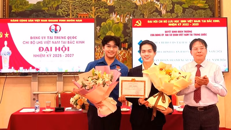 Anh Nguyên Hồng Phúc (bên trái) nhận giải thưởng Cuộc thi chính luận về bảo vệ nền tảng tư tưởng của Đảng do Bộ Ngoại giao tổ chức. (Ảnh do nhân vật cung cấp)