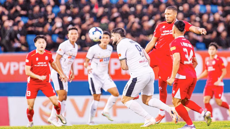 Đội Công an Thành phố Hồ Chí Minh (áo đỏ) để SHB Đà Nẵng cầm hòa với tỷ số 2-2. (Ảnh: SHBĐN)