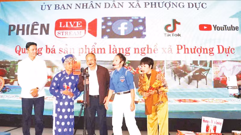 Xã Phượng Dực tổ chức phiên livestream giới thiệu sản phẩm làng nghề trên đa nền tảng mạng xã hội, kết hợp trình diễn nghệ thuật.