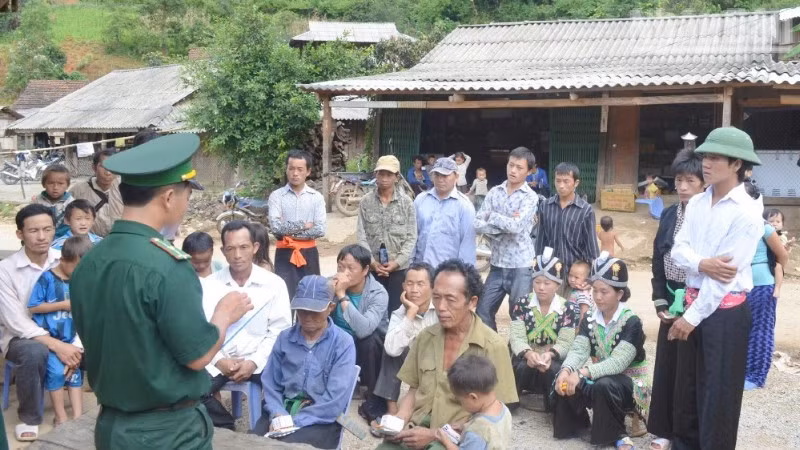 Cán bộ Đồn Biên phòng Chiềng On, Ban Chỉ huy Bộ đội Biên phòng tỉnh Sơn La tuyên truyền cho người dân bản Lao Khô nhận biết về những thủ đoạn, cách thức lừa đảo trên không gian mạng. 
