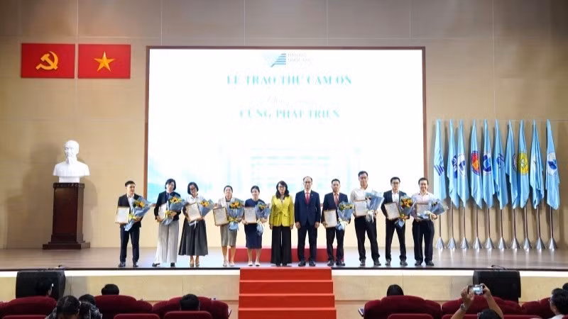 Đại học Quốc gia Thành phố Hồ Chí Minh trao thư cảm ơn cho các nhóm nghiên cứu, nhà khoa học có nhiều đóng góp cho hoạt động khoa học, công nghệ giai đoạn 2025 đến tháng 5/2026.