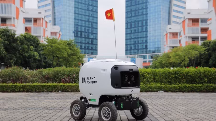 Robot giao hàng tự hành phục vụ vận chuyển hàng hóa chặng cuối do Công ty cổ phần Phenikaa-X nghiên cứu phát triển là một trong bốn dòng phương tiện được thử nghiệm. (Ảnh: Thùy Dương)