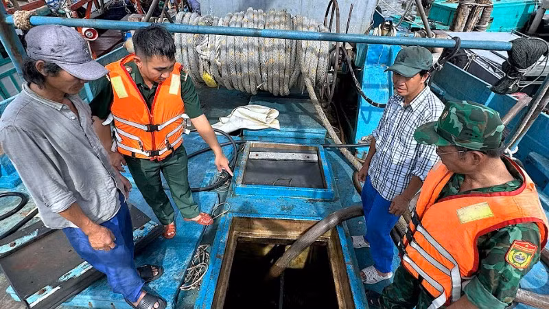 Cán bộ Hải đội Biên phòng 1 thuộc Ban Chỉ huy Bộ đội Biên phòng tỉnh Cà Mau kiểm tra khoang tàu chứa dầu không rõ nguồn gốc.