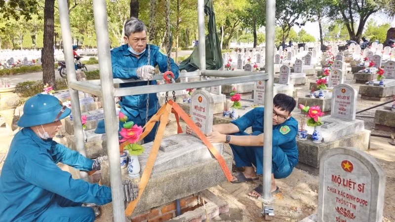 Thực hiện các bước để lấy mẫu hài cốt liệt sĩ tại Nghĩa trang Liệt sĩ quốc gia Đường 9.