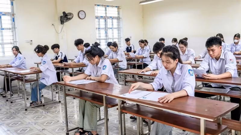 Các thí sinh tại điểm thi Trường trung học phổ thông Hoàng Văn Thụ, tỉnh Ninh Bình. (Ảnh: THẾ ĐẠI)