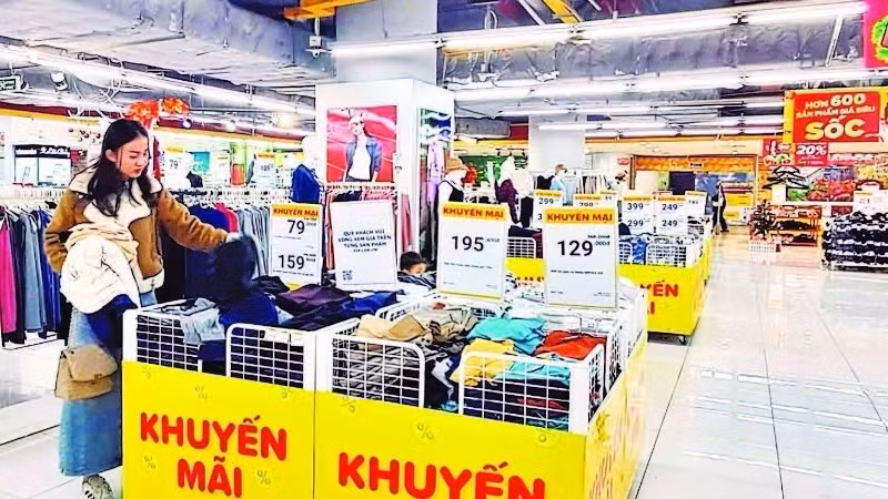 Doanh nghiệp bán lẻ kỳ vọng, các chương trình khuyến mại, giảm giá sẽ góp phần thu hút mua sắm, kích cầu tiêu dùng trong các tháng cuối năm. (Ảnh: Nguyên Trang)