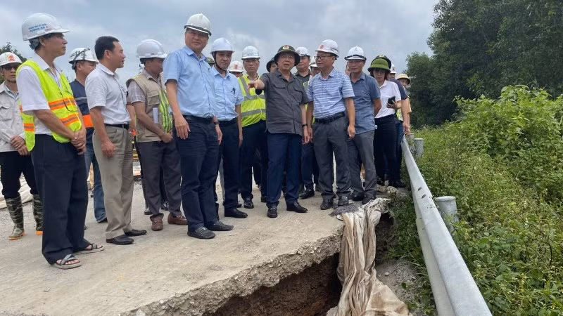 Phó Thủ tướng nhấn mạnh, mỗi điểm sạt lở phải được đánh giá nguyên nhân cụ thể, lựa chọn giải pháp kỹ thuật phù hợp, bảo đảm tính bền vững lâu dài của tuyến cao tốc. (Ảnh: VGP/Minh Khôi)