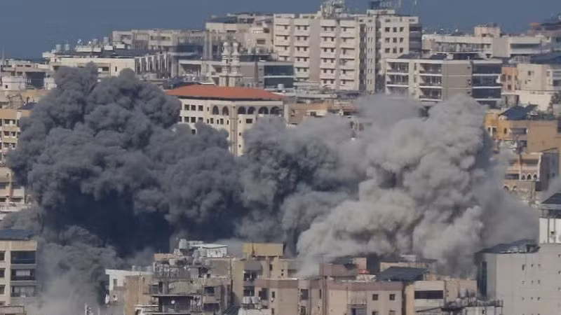 Khói bốc lên từ những tòa nhà sau vụ tấn công của Israel vào khu vực Haret Hreik, phía nam thủ đô Beirut, Liban. (Ảnh: THX/TTXVN)