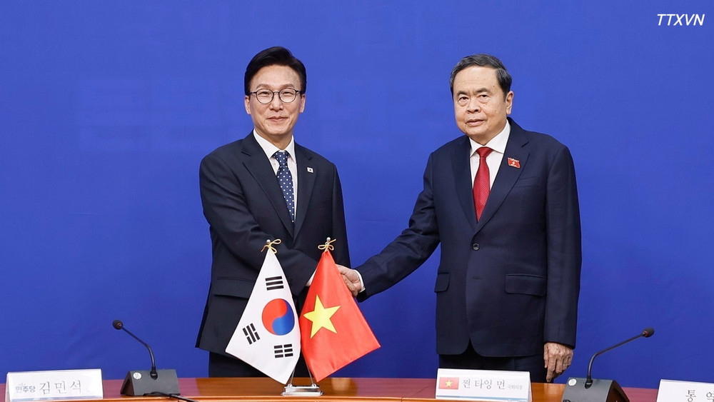 Chủ tịch Quốc hội Trần Thanh Mẫn tiếp Chủ tịch Đảng D&acirc;n chủ Đồng h&agrave;nh (DPK) Kim Min Seok. (Ảnh: Do&atilde;n Tấn/TTXVN)