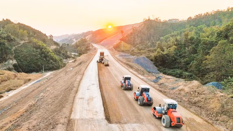 Thi công lu nền đường cao tốc Đồng Đăng-Trà Lĩnh.