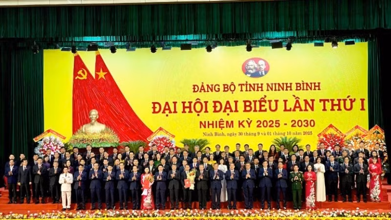 Các đại biểu chụp ảnh lưu niệm cùng Ban Chấp hành Đảng bộ tỉnh Ninh Bình, nhiệm kỳ 2025-2030 trong Lễ khai mạc Đại hội đại biểu Đảng bộ tỉnh Ninh Bình lần thứ I, ngày 1/10/2025. (Ảnh: VŨ VĂN LÚA)