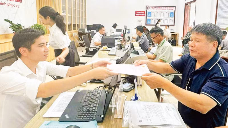 Người dân phường Thạch Khôi, thành phố Hải Phòng nhận kết quả giải quyết thủ tục hành chính.