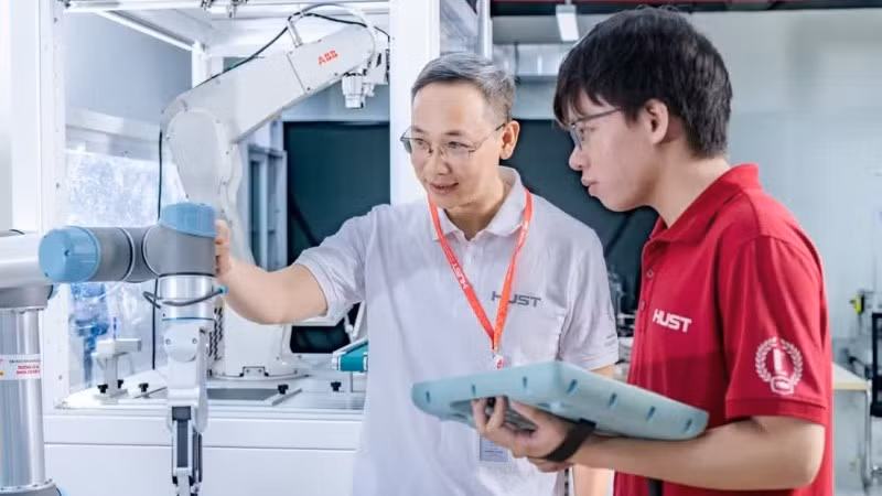Nghiên cứu khoa học tại phòng thí nghiệm Trường Cơ khí, Đại học Bách khoa Hà Nội. (Ảnh: Báo Nhân Dân)