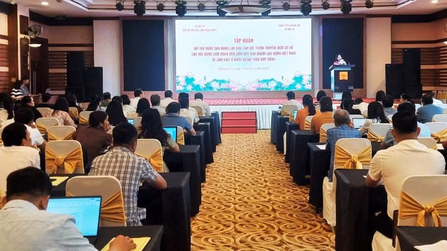 Hội nghị tập huấn nâng cao năng lực cho cán bộ, tuyên truyền viên cơ sở trong lĩnh vực xuất khẩu lao động tại Quảng Trị. (Ảnh: HG)