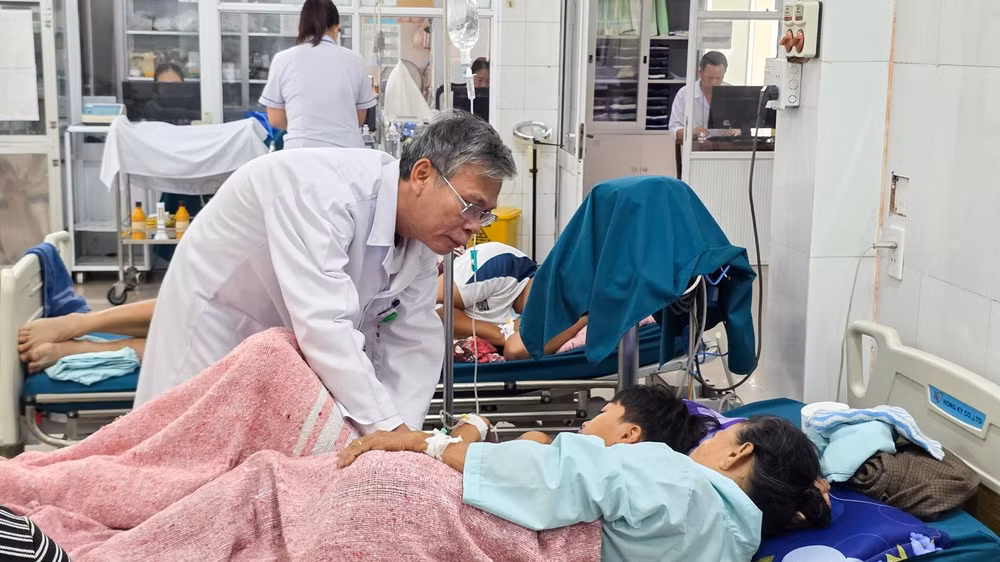 Bệnh viện Đa khoa khu vực Cam Lộ đang điều trị 26 trường hợp nghi ngộ độc thực phẩm sau khi ăn bánh mì. (Ảnh: H.M)