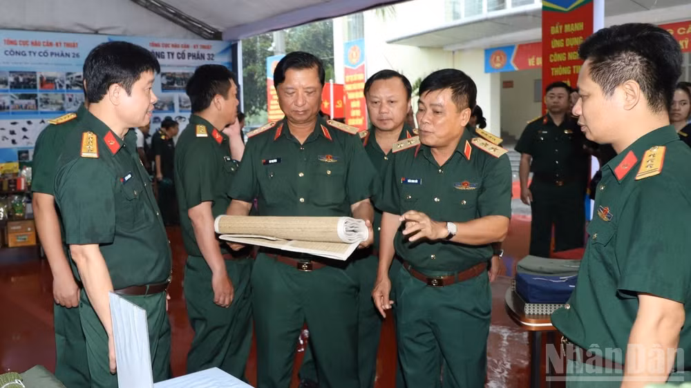Các đại biểu tham quan một số sản phẩm quân trang do Cục Quân nhu, Tổng cục Hậu cần-Kỹ thuật nghiên cứu cải tiến.