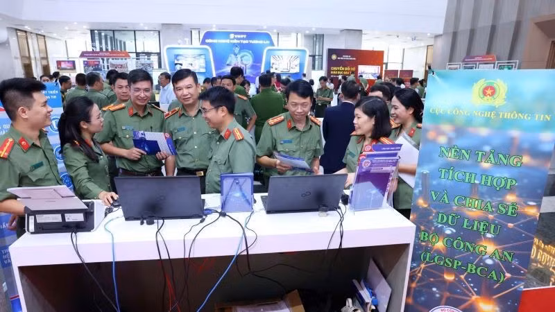 Đại biểu tham quan mô hình chuyển đổi số tại các đơn vị trong lực lượng Công an nhân dân tại Hội nghị trực tuyến toàn quốc Chuyển đổi số lần thứ 3, ngày 10/10/2024. (Ảnh minh họa: Báo Nhân Dân)