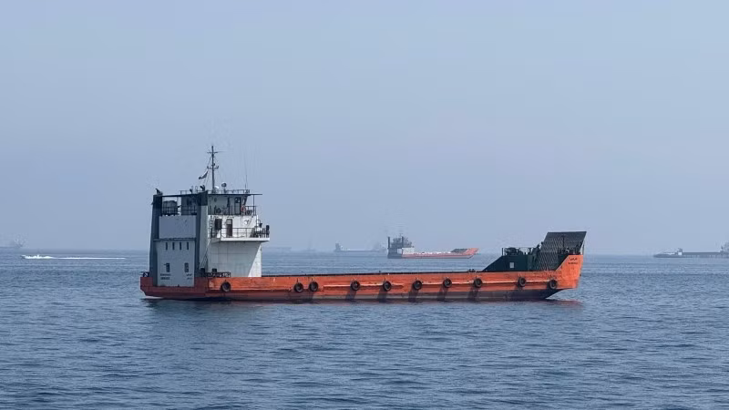 Tàu thuyền neo ngoài khơi thị trấn Khasab, Oman, chờ qua eo biển Hormuz. (Ảnh: THX/TTXVN phát)