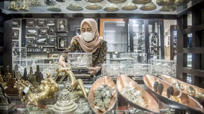 Phụ kiện bạc được trưng bày tại HS Silver Jewelry ở Yogyakarta (Indonesia). (Ảnh: Tân Hoa xã)