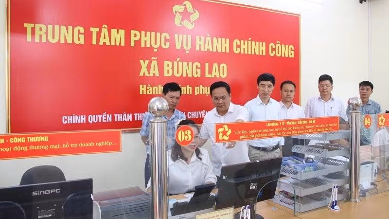 Đoàn công tác Sở Nội vụ Điện Biên kiểm tra vận hành Trung tâm hành chính công tại xã Búng Lao. 