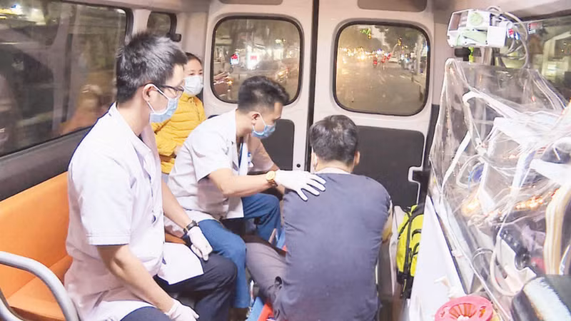 Nhân viên y tế Trung tâm cấp cứu 115 Đà Nẵng trên đường đi cấp cứu cho bệnh nhân.