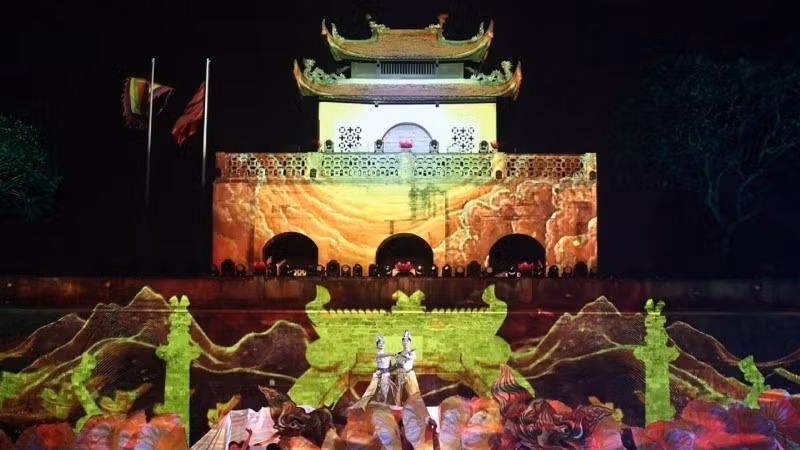 Công nghệ trình chiếu hiện đại biến di sản Hoàng thành Thăng Long thành sân khấu rực rỡ sắc màu. (Ảnh: NAM NGUYỄN)