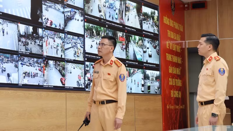 Cảnh sát giao thông ứng trực, xử lý tình huống tại Trung tâm điều khiển giao thông. (Ảnh: Hà Tiến)