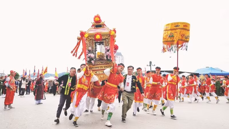 Lễ hội đền Kỳ Cùng-đền Tả Phủ là lễ hội lớn nhất xứ Lạng.