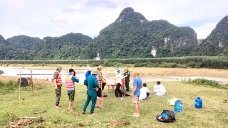 Lực lượng chức năng và gia đình tìm thấy thi thể 1 phụ nữ bị lũ cuốn ở xã Tân Hóa.