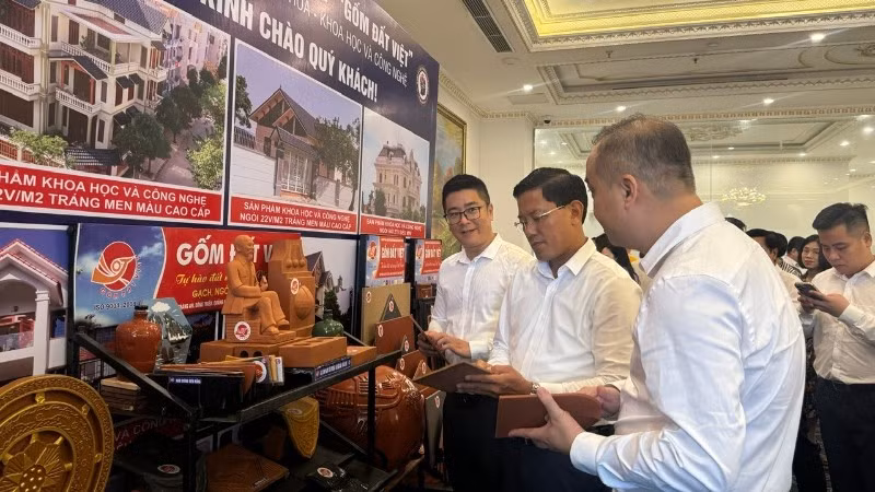 Khách tham quan gian hàng của Công ty cổ phần Gốm Đất Việt.