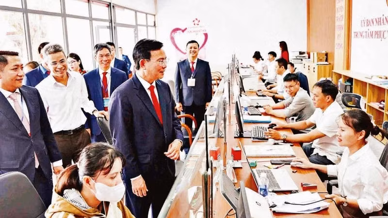 Lãnh đạo Ủy ban nhân dân tỉnh Lâm Đồng gặp gỡ, trao đổi với cán bộ, công chức Trung tâm Phục vụ hành chính công xã Nhân Cơ.