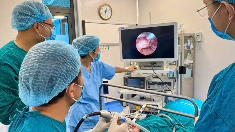 Các bác sĩ đang thực hiện ca phẫu thuật cho bệnh nhi.