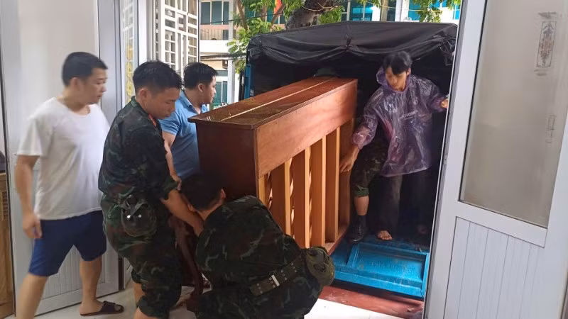 Cán bộ, chiến sĩ Bộ Chỉ huy Quân sự tỉnh Cao Bằng giúp người dân di chuyển tài sản đến nơi an toàn. (Ảnh: MINH TUẤN)