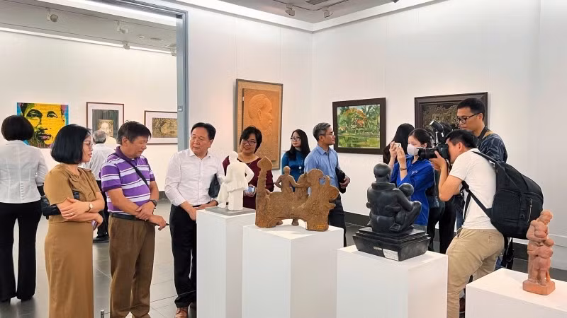 Nghệ sĩ và công chúng tham quan triển lãm "Hồ Chí Minh trong nghệ thuật tạo hình". 