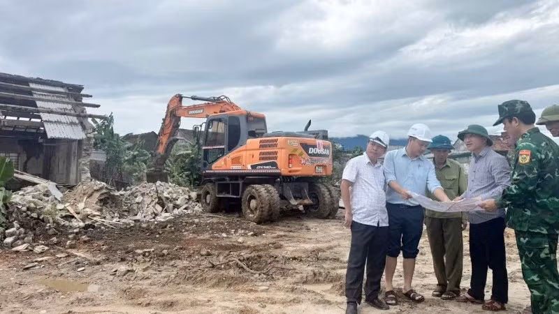 Lãnh đạo phường Vũng Áng trực tiếp đôn đốc, chỉ đạo thực hiện công tác giải phóng mặt bằng dự án đường trục chính nối Quốc lộ 1 với cảng nước sâu Sơn Dương-Vũng Áng.