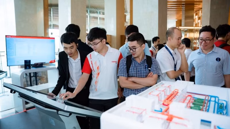 Doanh nghiệp công nghệ số tìm hiểu các giải pháp về hạ tầng số và dữ liệu tại Hội nghị Data Center & Cloud Infrastructure Summit (DCCI Summit) 2026.