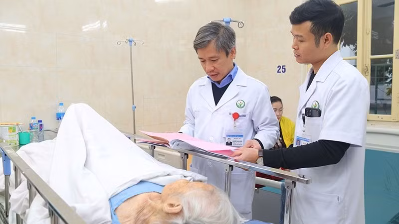 Bác sĩ Bệnh viện Hữu nghị Việt Đức thăm khám cho bệnh nhân 105 tuổi. (Ảnh: Báo Nhân Dân)
