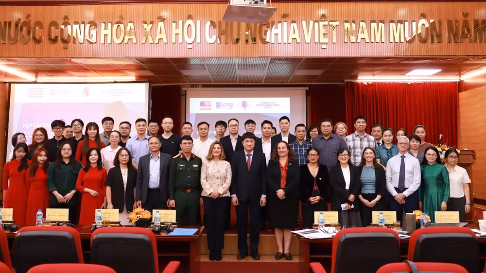 Các đại biểu chụp ảnh lưu niệm tại cuộc họp cập nhật tiến độ Dự án ODA “Nâng cao năng lực giám định hài cốt trong chiến tranh thông qua hợp tác phát triển, chuyển giao công nghệ và tiếp nhận trang thiết bị, hóa chất, vật tư tiêu hao”. (Ảnh: Mai Lan)