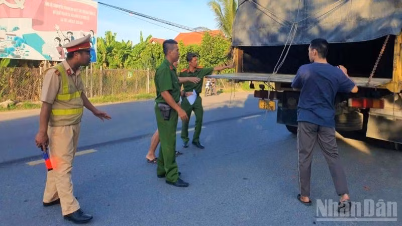 Lực lượng chức năng lập các chốt kiểm tra tất cả các phương tiện ra vào khu vực xã Diên Lâm. (Ảnh: VŨ TÂN)