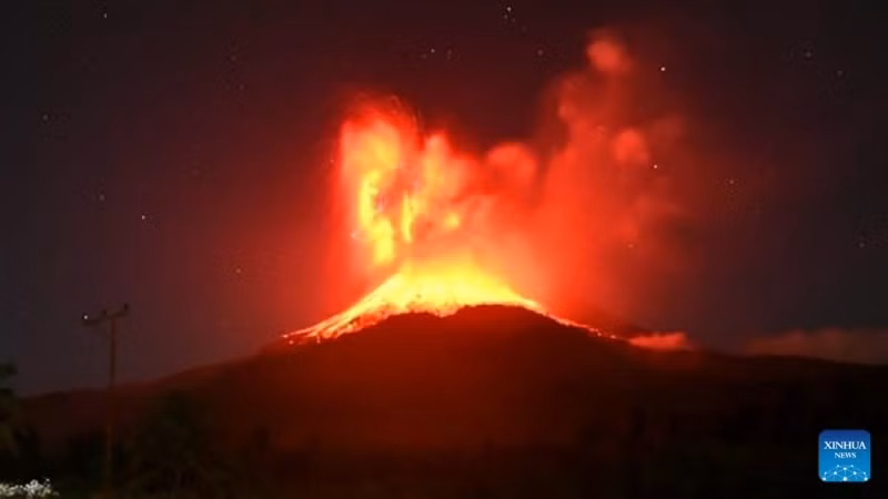 Núi lửa Lewotobi Laki-laki (Indonesia) phun trào ngày 1/8/2025. (Ảnh: THX)
